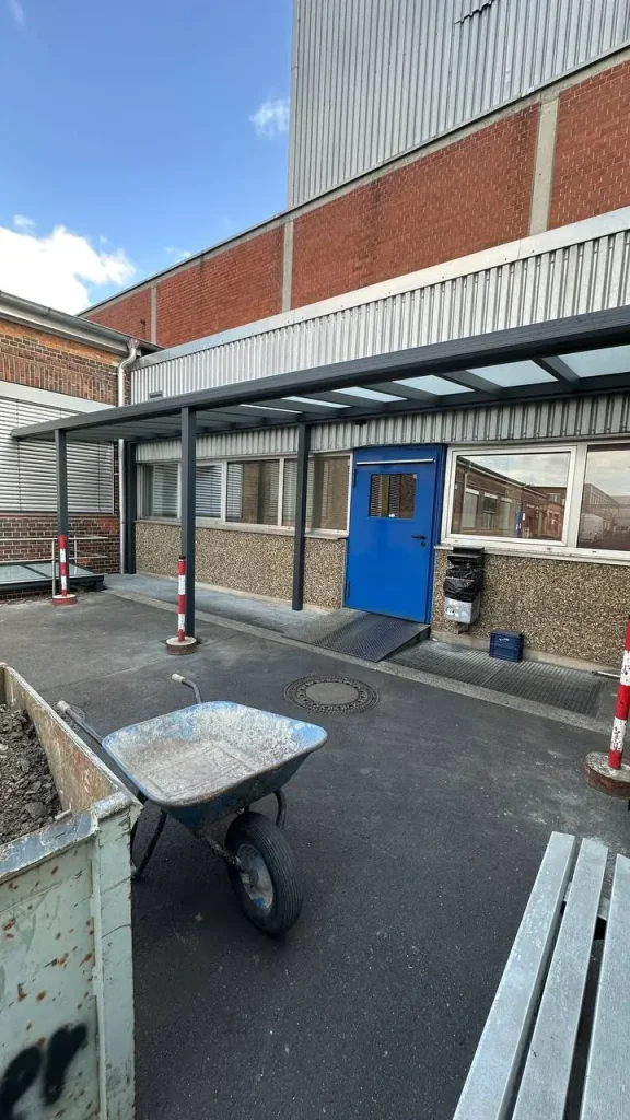 Überdachung an einem Gewerbebau während der Montage