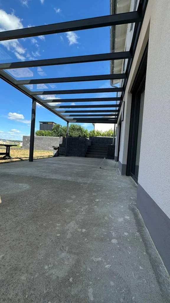 Blick entlang der Terrassenüberdachung mit Glasdach