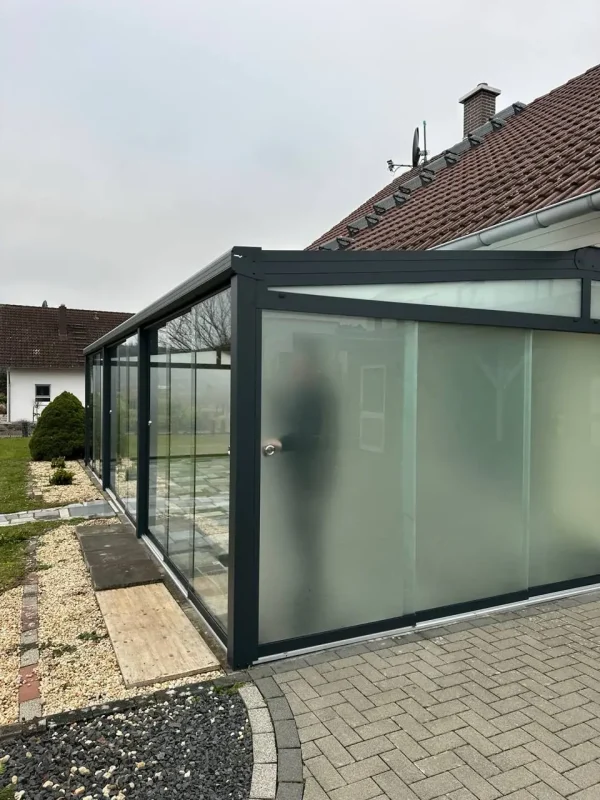 Sommergarten aus Aluminium mit Glas-Seitenelementen und Eingangstür