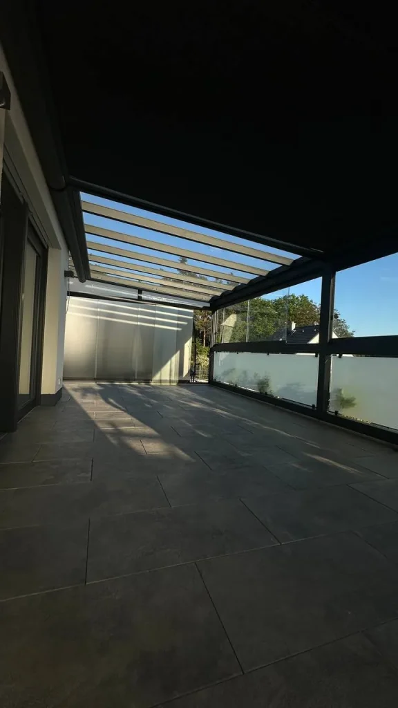 Blick unter die Terrassenüberdachung mit Glas-Seitenelementen