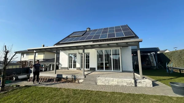 Terrassenüberdachung aus Aluminium im Bau, Monteure an der Unterkonstruktion