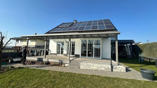 Terrassenüberdachung aus Aluminium in Anthrazit während der Montage