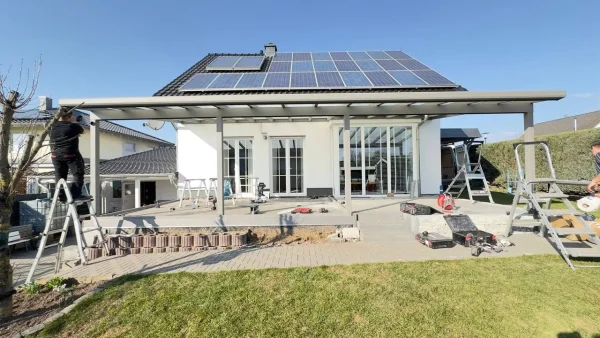 Terrassenüberdachung aus Aluminium im Bau über Kiesboden