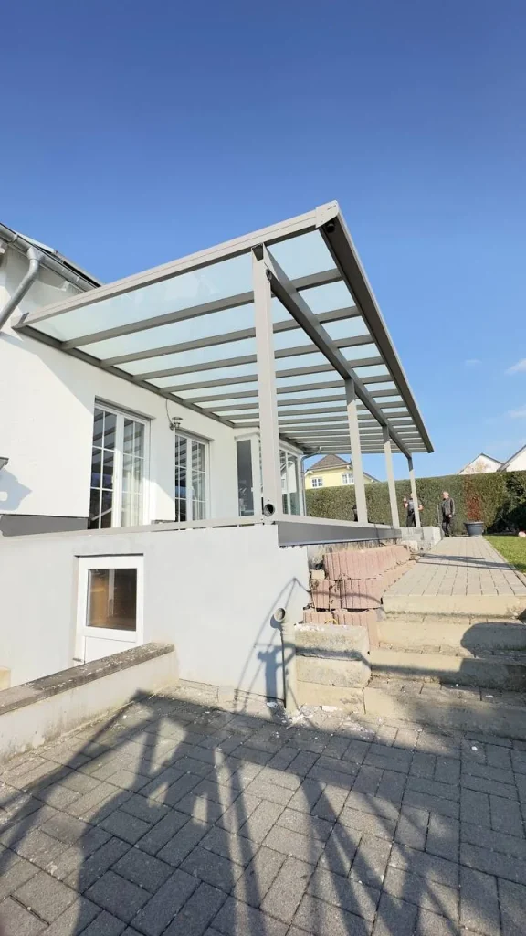 Detailansicht der Dachkante einer Terrassenüberdachung mit Glasdach