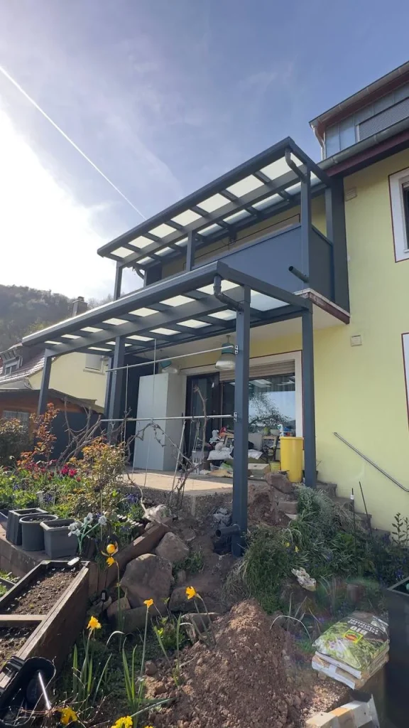 Terrassenüberdachung aus Aluminium mit Glasdach, seitliche Ansicht