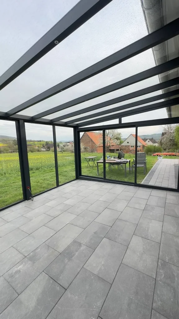 Verglaste Terrasse / Kaltwintergarten mit Glaswänden in Anthrazit, Blick auf die Terrasse