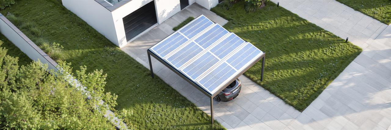 Carport mit Flachdach und Photovoltaikmodulen aus der Vogelperspektive