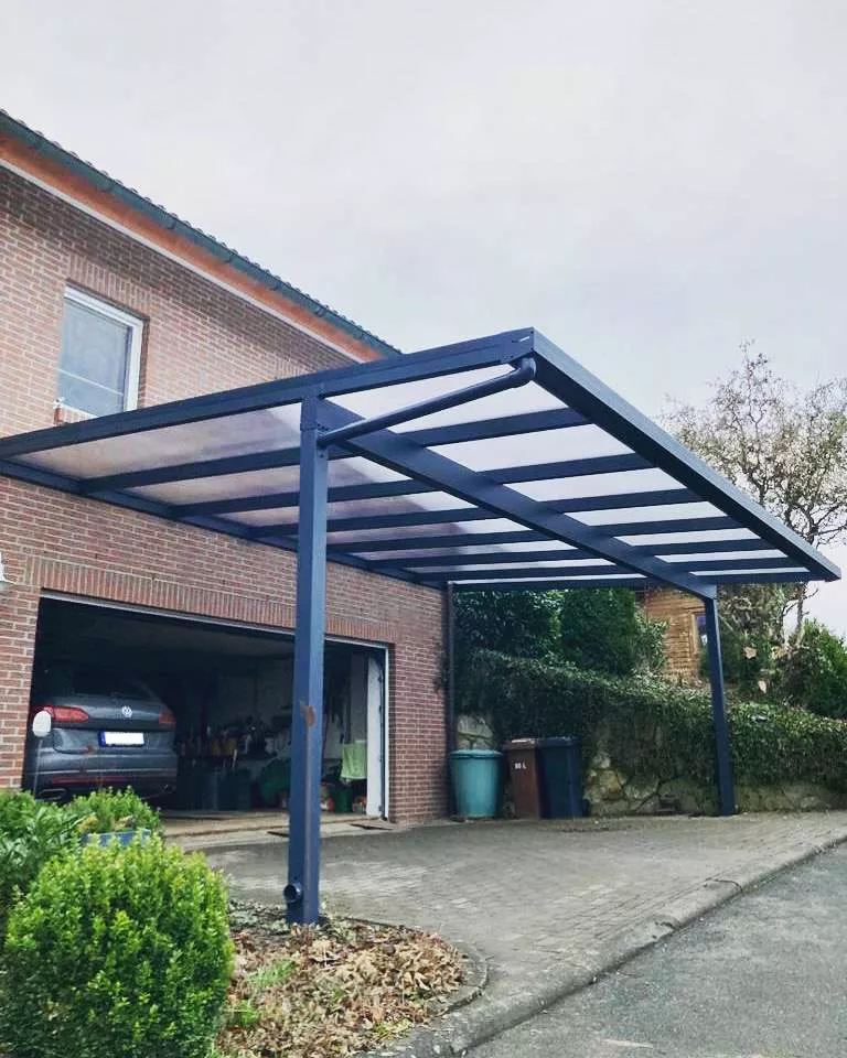 Überdachter Stellplatz mit lichtdurchlässigem Dach an der Hauswand