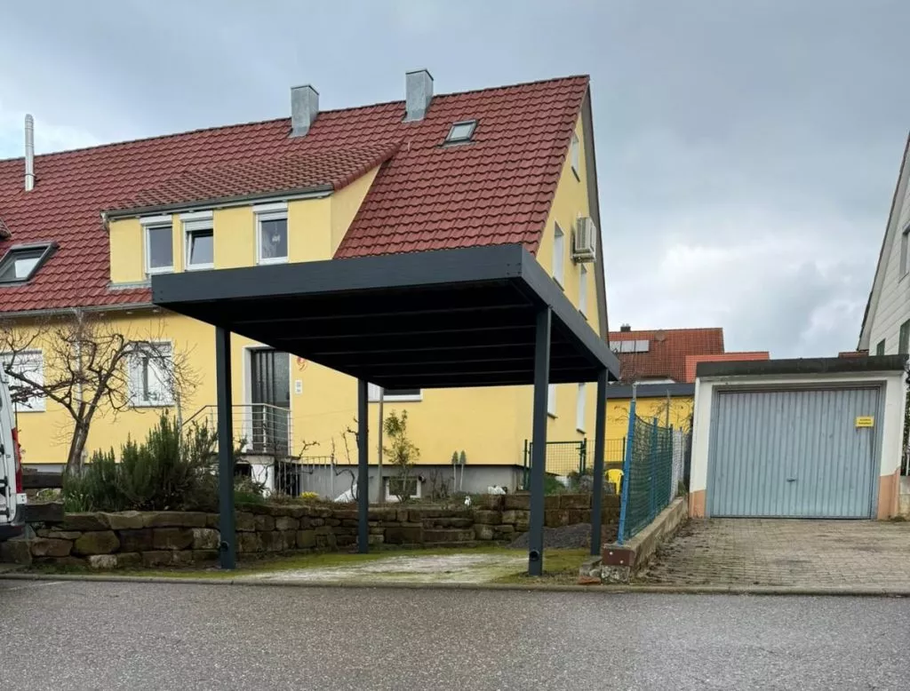 Maßgefertigte Überdachung von Solny in Anthrazit