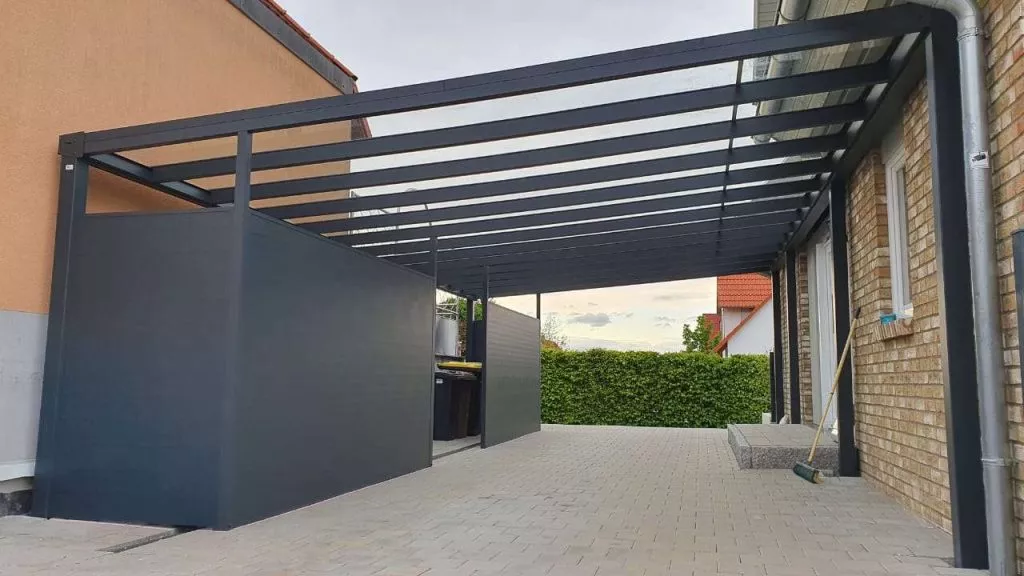 Maßgefertigter Carport mit Flachdach an einem Wohnhaus