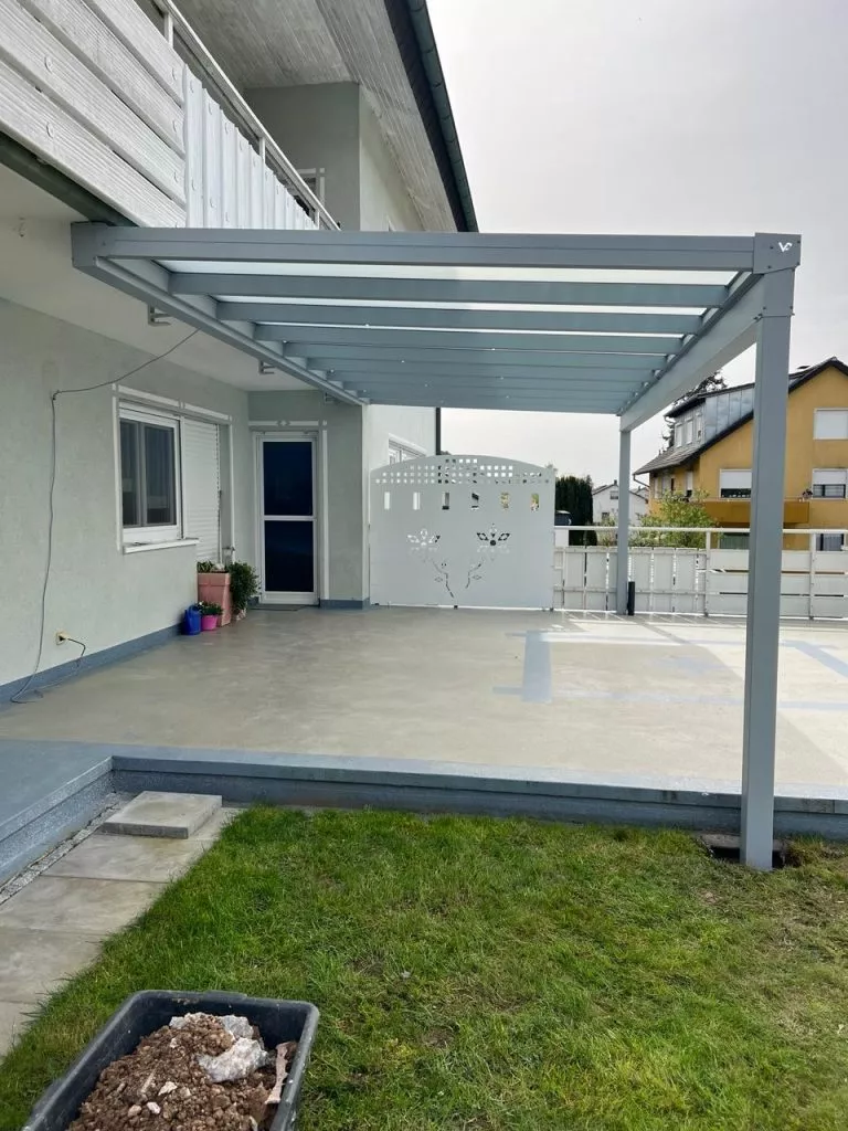 Moderne Terrassenüberdachung aus Aluminium in Anthrazit