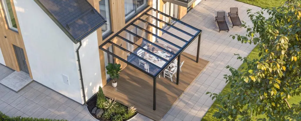 Dachfläche und umlaufende Rinne einer Terrassenüberdachung von oben
