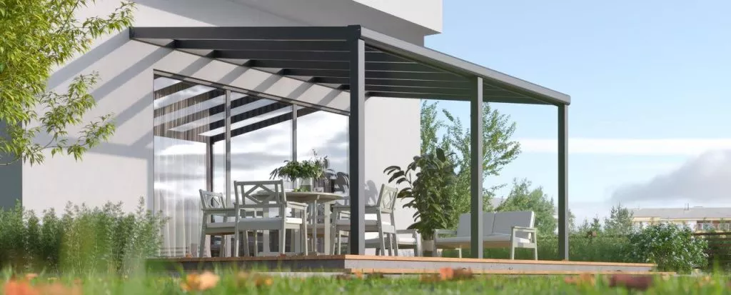 Terrassenüberdachung aus Aluminium mit Glasdach über einem Essplatz