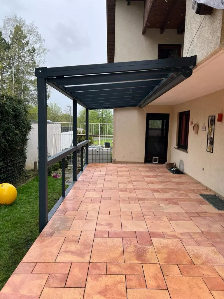 Nach Maß gefertigte Terrassenüberdachung aus Aluminium über einer Sitzgruppe