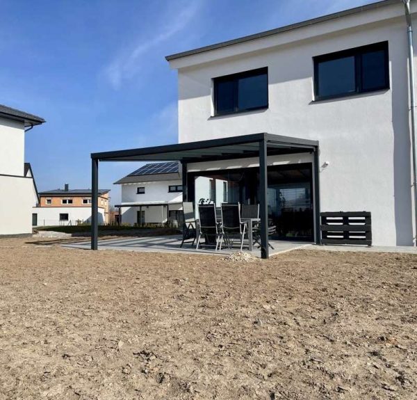 Terrassenüberdachung aus Aluminium – Ansicht vom Garten