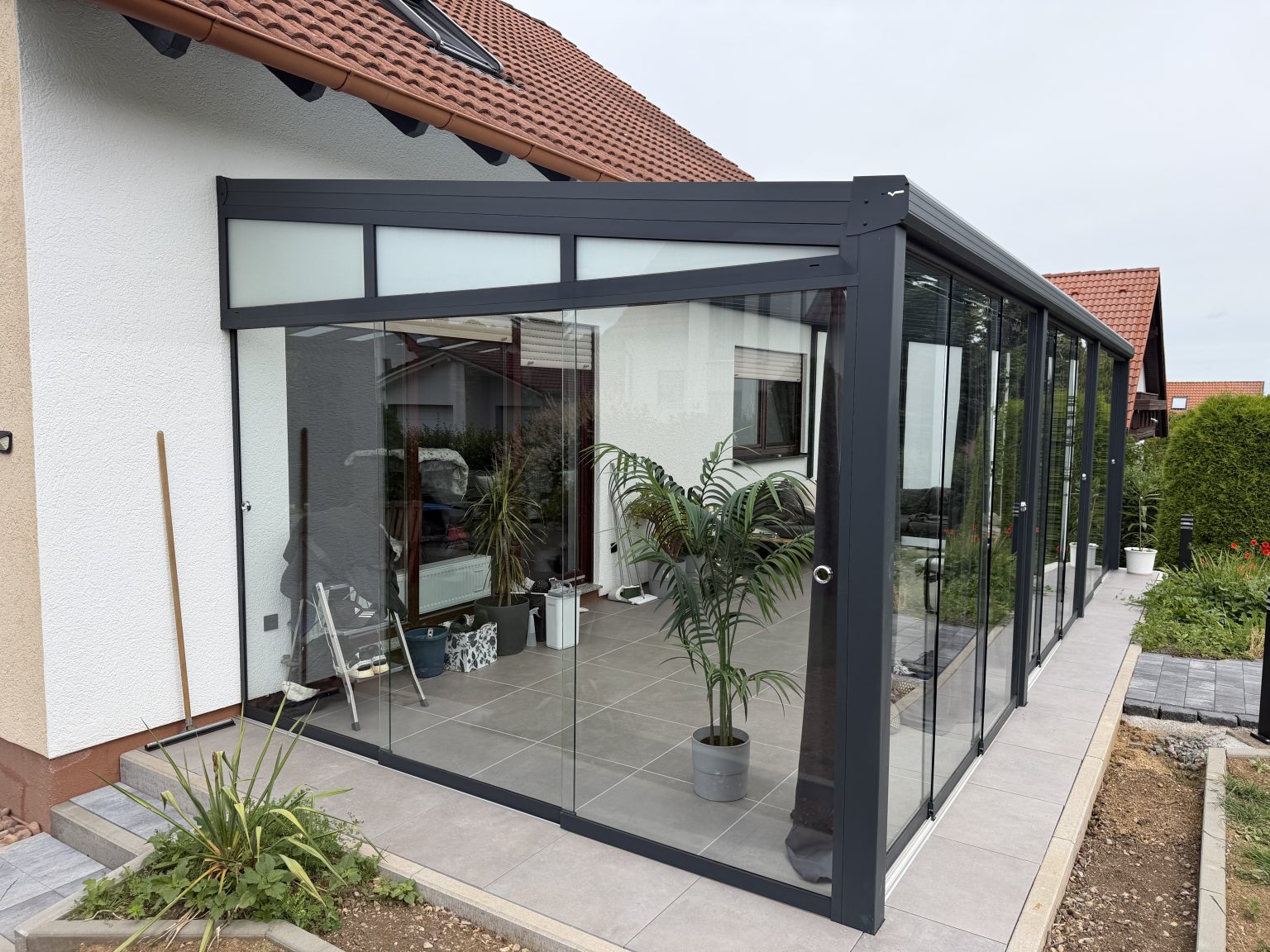 Kaltwintergarten mit rahmenlosen Glasschiebetüren aus ESG