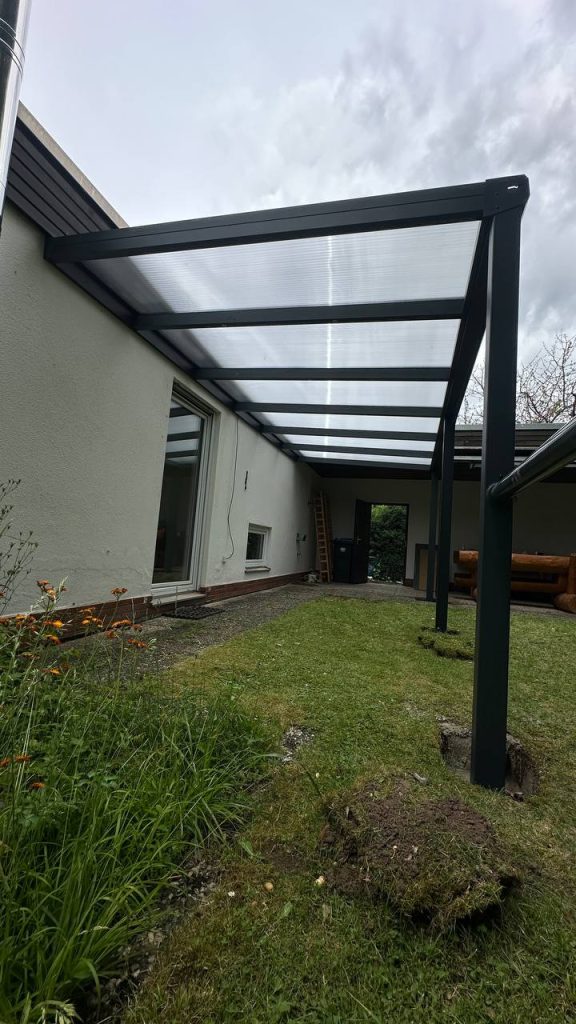 Wettergeschützte Terrassenüberdachung in Anthrazit