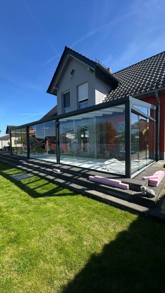 Exklusiver Kaltwintergarten mit rahmenlosen Glasschiebeelementen