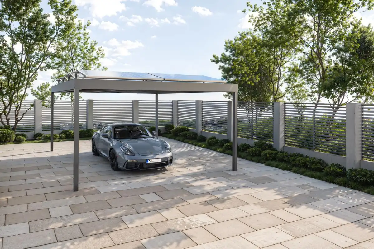 Freistehender Carport mit Flachdach aus Aluminium auf einer gepflasterten Einfahrt