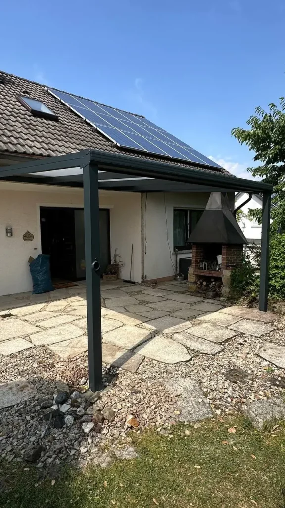 Alu-Terrassenüberdachung in Anthrazit mit hellem Dach über der Terrasse – Projekt von Solny
