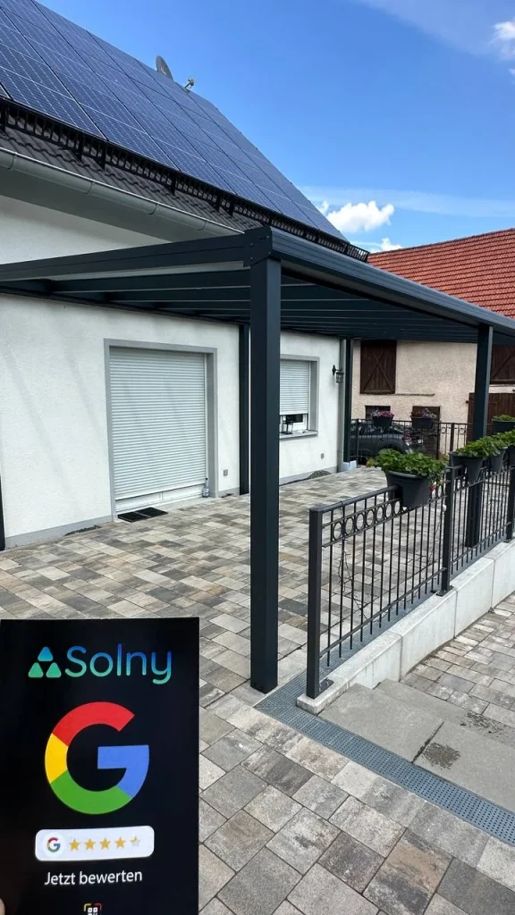 Alu-Terrassenüberdachung in Anthrazit entlang der Hausseite