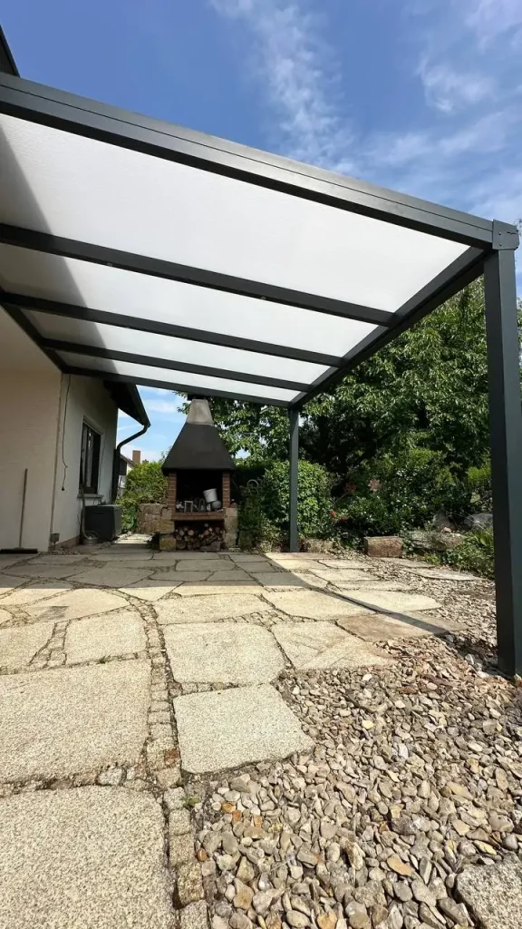 Detailansicht der hellen Dachplatten einer Terrassenüberdachung von unten