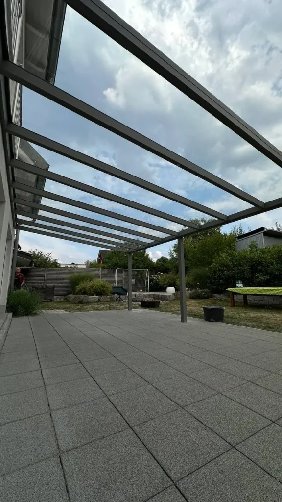 Alu-Terrassenüberdachung mit Glasdach, Innenansicht von der Terrasse