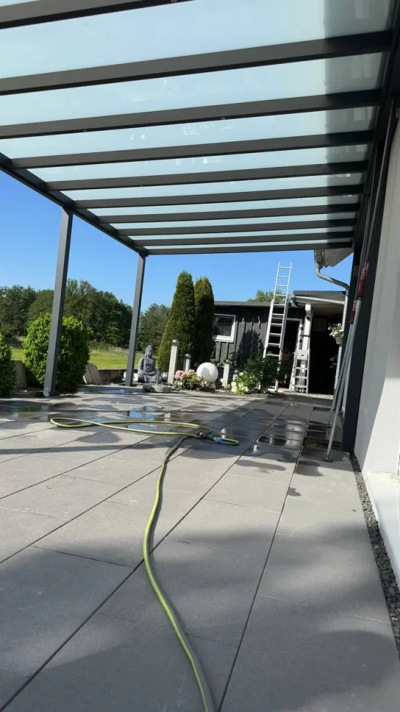 Alu-Terrassenüberdachung mit Glasdach während der Montage