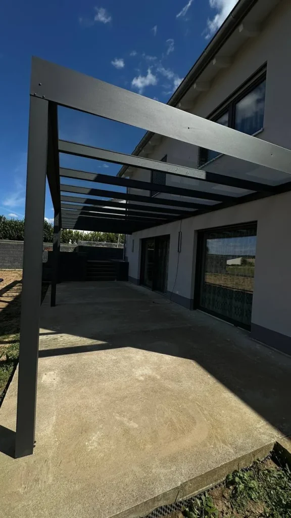 Alu-Terrassenüberdachung mit Glasdach an einem Neubau – Projekt von Solny