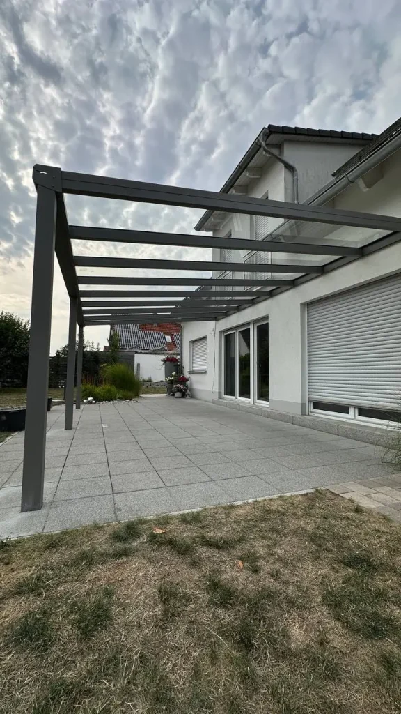 Alu-Terrassenüberdachung in Anthrazit mit Glasdach am Wohnhaus – Projekt von Solny