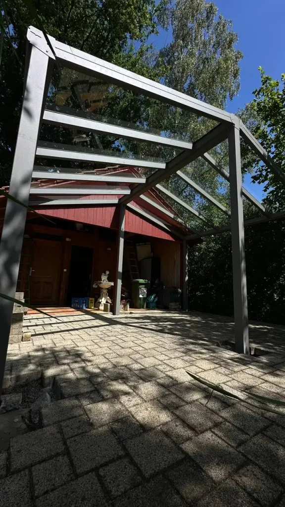 Alu-Terrassenüberdachung mit Glasdach in Grau an einem Holzhaus – Projekt von Solny