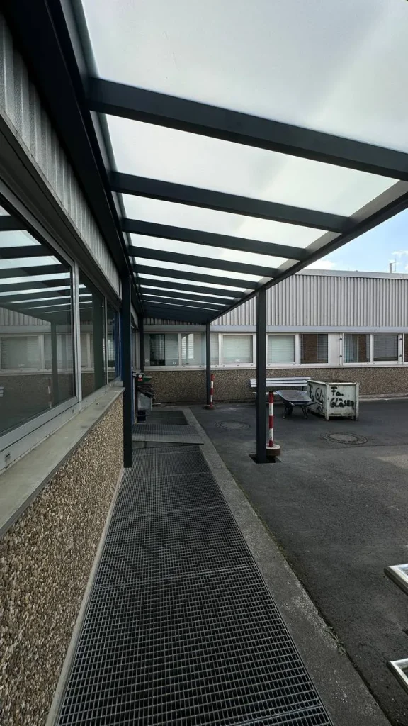Überdachter Gehweg mit lichtdurchlässigem Dach an einem Gewerbegebäude – Projekt von Solny