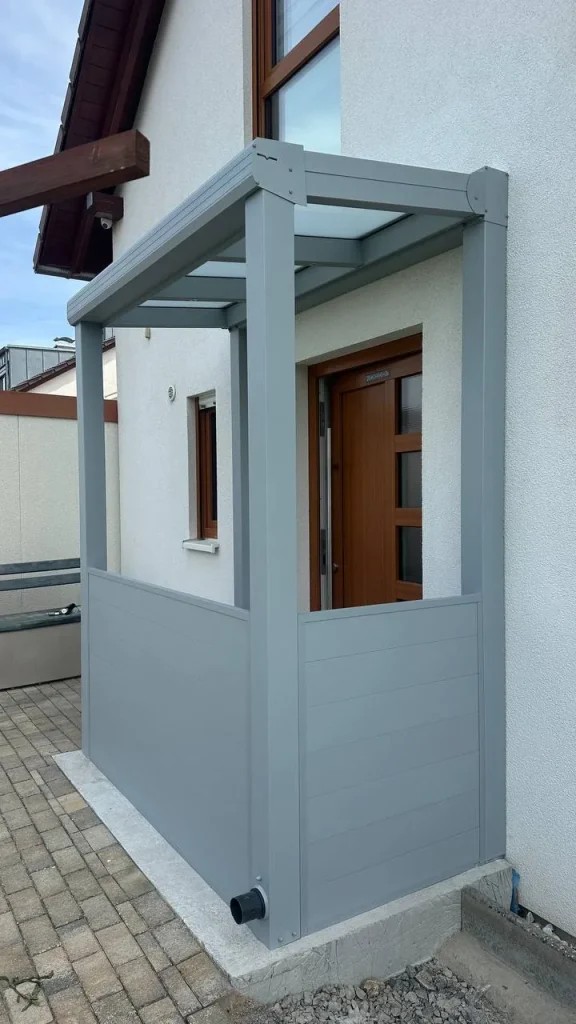 Alu-Vordach über der Haustür mit seitlicher Verkleidung am Einfamilienhaus