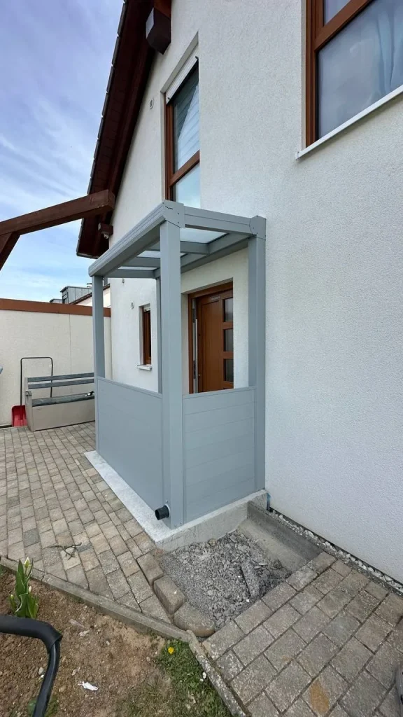 Alu-Vordach über der Eingangstür mit seitlicher Verkleidung
