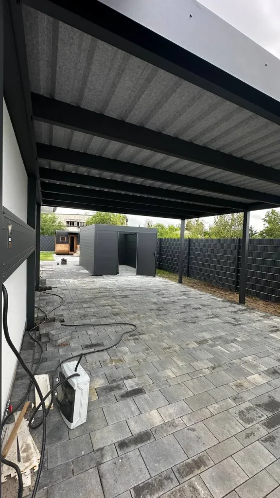 Aluminium-Carportdach in Anthrazit an der Hauswand während der Montage