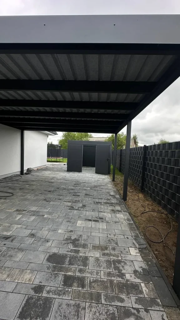 Überdachter Weg unter dem Carportdach