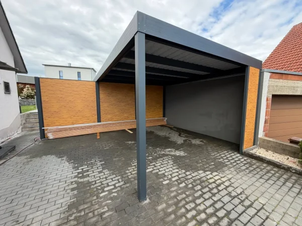 Aluminium-Carport mit Glasdach und seitlicher Verkleidung am Einfamilienhaus