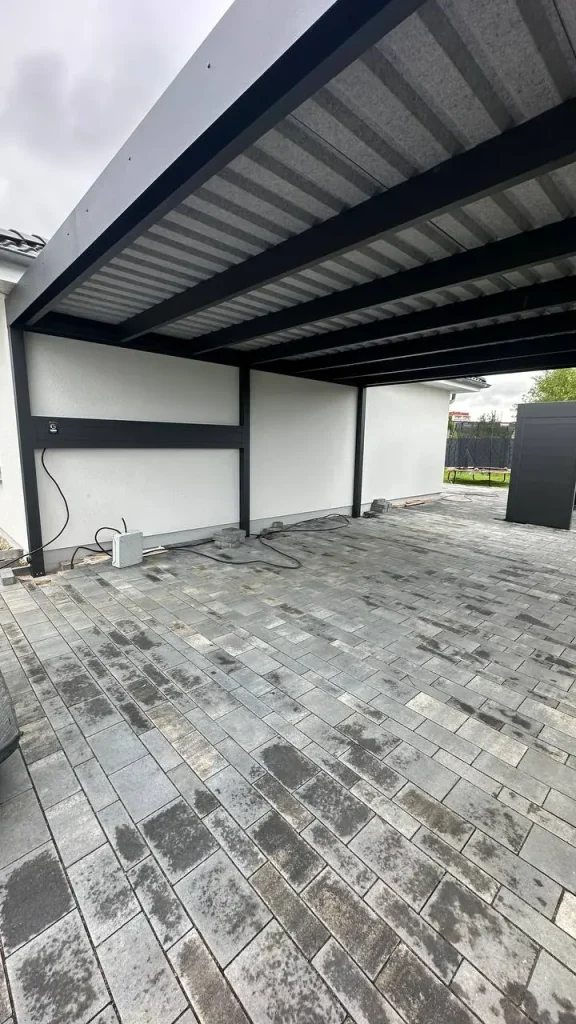 Innenansicht eines Carports mit Stütze und gefliestem Boden