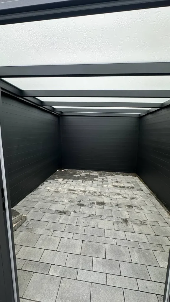 Innenansicht eines Carports mit lichtdurchlässigem Dach