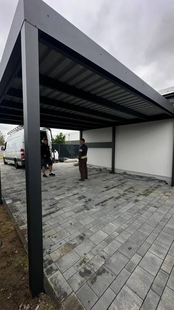 Aluminium-Carport mit Aluminiumstütze während der Montage