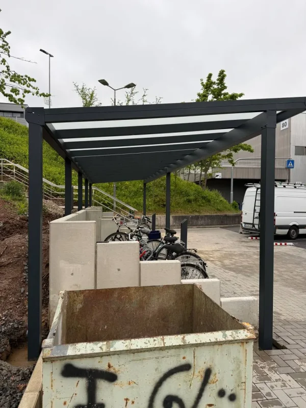 Freistehende Überdachung über Fahrradstellplätzen – Projekt von Solny