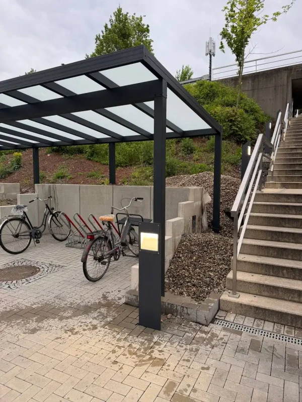 Überdachung über einem Fahrradabstellplatz neben der Außentreppe