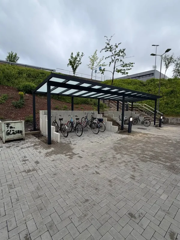 Freistehende Aluminium-Überdachung über einem Fahrradparkplatz