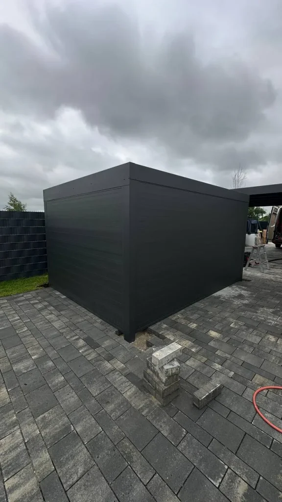 Gebäude mit Aluminium-Fassadenverkleidung in Anthrazit – Projekt von Solny