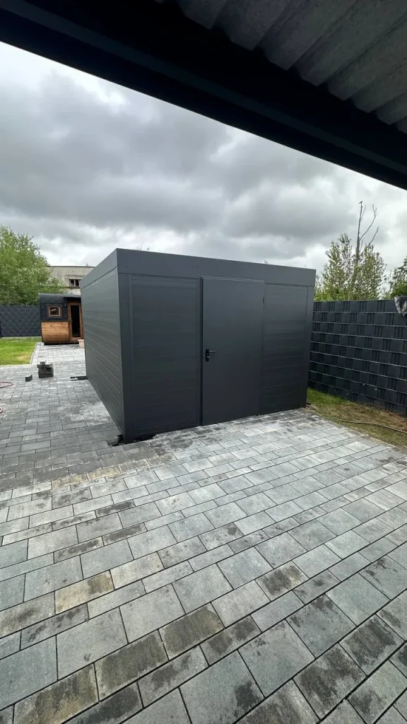 Nebengebäude mit anthrazitfarbener Aluminium-Fassadenverkleidung