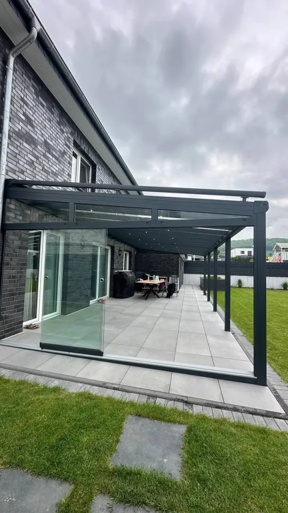 Terrassenüberdachung mit Glasdach und Glas-Seitenelement am Klinkerhaus – Projekt von Solny