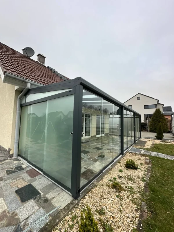 Sommergarten aus Aluminium mit satinierten Glas-Seitenelementen in Anthrazit – Projekt von Solny