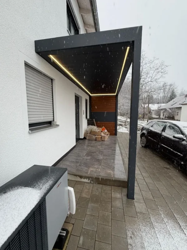 Aluminium-Terrassendach in Anthrazit mit LED-Lichtband im Winter