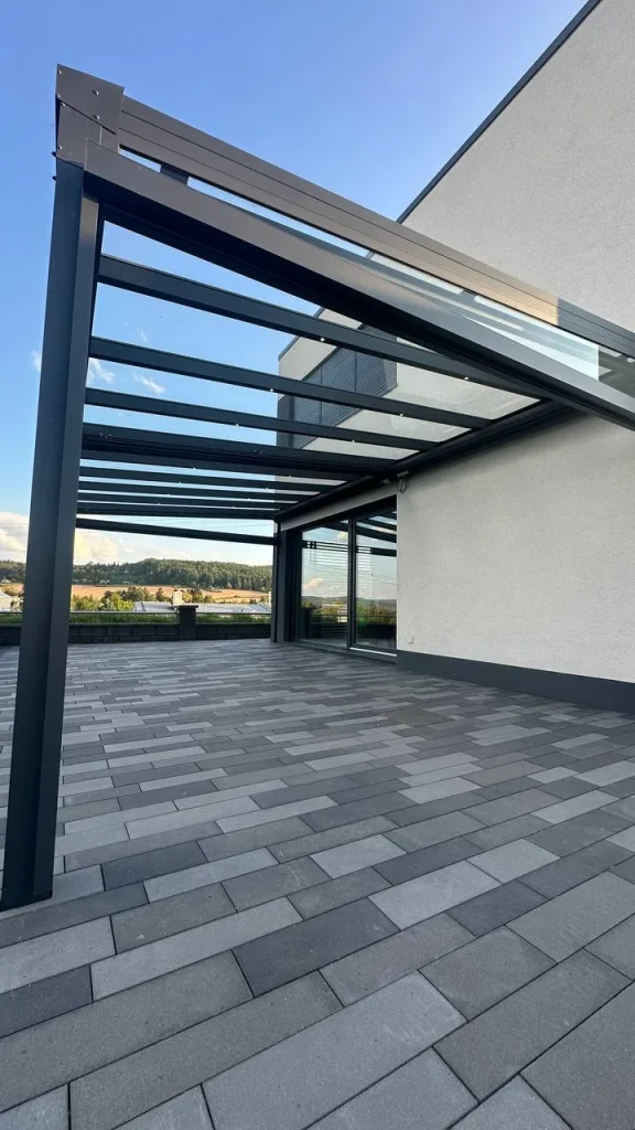 Aluminium-Terrassendach: Detail der aufgerollten Seitenscreens an der Dachkante