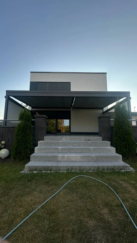 Modernes Flachdachhaus mit Terrassenüberdachung und Seitenelementen